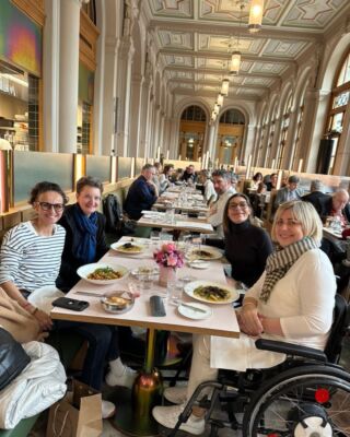 Was für ein wunderbarer Moment beim Lunch "zmittst in Tsüri" in der Brasserie Süd im HB Zürich! 🌺 @ms_community_zh 

Vielen Dank Jana @mobil_mit_ms , @schmidkarin2529 und @jess_bringmann , es war mir ein herzvolles Vergnügen! @caro.baier

Ich freue mich auf eine Wiederholung an einem anderen wunderbaren Ort "zmittst in Tsüri"! ❤️

Und Dir, Jana @mobil_mit_ms , gebührt ein ganz besonderer Dank, weil Du den weiten Weg von Stans auf Dich genommen hast und heldinnenhaft stark die Zugfahrt alleine gemeistert hast, obwohl diese ja leider einmal mehr nicht autonom und ohne massive Barrieren möglich war. 🦸‍♀️ Wir lieben Dich dafür! ❤️‍🔥 Und nachträglich Happy Birthday! Wir fühlen uns geehrt, dass wir Deinen Geburtstag mit Dir nachfeiern durften! 🎂

Die @sbbcffffs  übt sich noch in der Umsetzung des Behindertengleichstellungsgesetz, d.h. in der realen Umsetzung der autonomen barrierefreien Nutzung ihrer Zugskomposition. Nach dem Verstreichen der Frist von 20 Jahren sollte doch endlich Bewegung in die Sache kommen oder nicht? Vielleicht sollten die erarbeiteten Lösungen vorgängig von echt betroffenen Menschen mit Behinderung getestet werden, dann könnten effiziente Lösungsansätze umgesetzt werden. Das, was jetzt anzutreffen ist, ist ein riesiger Flickenteppich, der alles andere als ökonomisch und zielführend ist. 🤷🏻‍♀️

Und leider setzt die SBB auch die SIA Norm 500 in ihren kostspieligen Immobilienrenovationen nicht um. Anmerkung unter anderem: automatische Türöffner. 💡