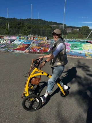 Herzliche bunte Grüsse aus Zürich! 😊 
Geniesst die street art auf Augenhöhe bei einem herbstlichen Spaziergang mit dem kompromisslosen sonnengelben Laufrad für Erwachsene! ❤️
Wenn du trotz Herausforderungen aktiv bleiben möchtest, einen treuen Begleiter suchst und bereit bist, für dein Wohlbefinden zu trainieren – ohne zu erwarten, dass es von selbst passiert –, dann hol dir deinen sonnengelben Alinker unter 👉 www.thealinker.ch/alinker-bestellen
Der Alinker ist nicht nur ein echter Hingucker, sondern auch ein zuverlässiger Partner, um trotz Einschränkungen mobil und aktiv zu bleiben. ⚡️
Warte nicht länger – starte dein aktiveres Leben mit deinem sonnengelben Freund! Jetzt bestellen und schon bald losrollen! 📦
#Autoimmunerkrankung #chronischkrank #Parkinson #MultipleSklerose #Schlaganfall #Hirnblutung #Hirnverletzung #SpinaleMuskelatrophie #Muskelkrankheit #Cerebralparese #LongCovid #MECFS #MSFatigue #Ataxie #Spastik #LebenmitMS #MSCommunity #TrotzMS #Unsichtbarkrank #Aktivbleiben #Gehhilfe #MutzurGehhilfe #LaufradfürErwachsene #TrotzBehinderung #Neuroplastizität
