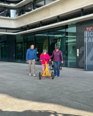 ✨ Am 18.10.2025 hatten wir eine wunderbare Familie aus Bern zu Besuch! 💛
Der Probelauf mit dem Alinker wurde zu einem echten veni, vidi, vici-Moment – denn die bezaubernde Leonie kannte das Dreiradlaufen schon aus ihrer frühesten Kindheit. 🚲💨
Damals war es ein hölzernes Kinderdreirad – heute ist es der sonnengelbe Alinker, sogar in Grösse M (!!!), mit dem sie nun wieder auf Augenhöhe unterwegs ist. 🌞
Sie kam, sah, testete – und nahm ihn direkt mit! 💪
Liebe Leonie, wir wünschen dir viele spannende Abenteuer und unvergessliche Begegnungen auf Augenhöhe mit deinem neuen, sonnengelben Freund! 🌻💛
#Autoimmunerkrankung #chronischkrank #Parkinson #MultipleSklerose #Schlaganfall #Hirnblutung #Hirnverletzung #SpinaleMuskelatrophie #Muskelkrankheit #Cerebralparese #LongCovid #MECFS #MSFatigue #Ataxie #Spastik #LebenmitMS #MSCommunity #TrotzMS #Unsichtbarkrank #Aktivbleiben #Gehhilfe #MutzurGehhilfe #LaufradfürErwachsene #TrotzBehinderung #Neuroplastizität