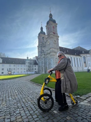 Uns erreichen herzerwärmende Grüsse der lieben Liselotte, eine meiner ersten Alinker-Mitstreiter:innen in der Schweiz: 

„Ein wunderbarer Tag in St. Gallen! ✨
Nach einem anstrengenden Untersuch (zum Glück alles gut! 🙏) haben wir uns einen spontanen Ausflug zur prächtigen Klosterkirche St. Gallen gegönnt. Mit meinem sonnengelben Alinker die Stadt erkunden – das war genau das Richtige! Wir haben gelacht und gescherzt, es hätte auch eine imposante deutsche Stadt sein können!

Davor gab’s noch ein feines Essen in einer charmanten alten Gaststube – genau das, um die Seele baumeln zu lassen.

Warum in die Ferne schweifen, wenn das Schöne so nah liegt! 💛“

Danke, Liselotte, dass Du immer wieder an uns denkst und mit uns wunderbare Bildwelten teilst! ❤️

Willst Du auch auf Augenhöhe aktiv bleiben? Nimm über https://thealinker.ch/kontakt/ mit uns Kontakt auf. Wir freuen uns auf Dich! 😊

#Autoimmunerkrankung #chronischkrank #Parkinson #MultipleSklerose #Schlaganfall #Hirnblutung #Hirnverletzung #SpinaleMuskelatrophie #Muskelkrankheit #Cerebralparese #LongCovid #MECFS #MSFatigue #Ataxie #Spastik #LebenmitMS #MSCommunity #TrotzMS #Unsichtbarkrank #Aktivbleiben #Gehhilfe #MutzurGehhilfe #LaufradfürErwachsene #TrotzBehinderung #Neuroplastizität