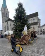 Wir wünschen Euch angenehme und erholsame Festtage und dann einen glatten Rutsch ins 2026! 💫

Liebe Grüsse vom Weihnachtsmarkt Münsterhof in Zürich. Im Hintergrund seht Ihr das Fraumünster mit den berühmten fünf Glasfenstern von Marc Chagall.

Unser Office bleibt vom 21.12.2025 bis und mit 04.01.2026 geschlossen. Gerne komme ich ab dem 05.01.2026 wieder auf eingegangene E-Mails zurück. Bei Fragen nutzt gerne das Formular unter https://thealinker.ch/kontakt/ .

#Autoimmunerkrankung #chronischkrank #Parkinson #MultipleSklerose #Schlaganfall #Hirnblutung #Hirnverletzung #SpinaleMuskelatrophie #Muskelkrankheit #Cerebralparese #LongCovid #MECFS #MSFatigue #Ataxie #Spastik #LebenmitMS #MSCommunity #TrotzMS #Unsichtbarkrank #Aktivbleiben #Gehhilfe #MutzurGehhilfe #LaufradfürErwachsene #TrotzBehinderung
